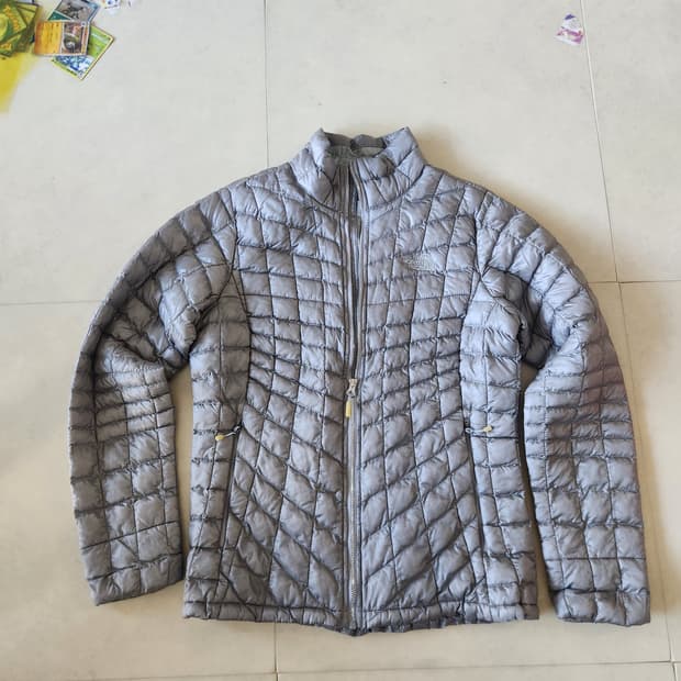 그레이 노스페이스 경량패딩 