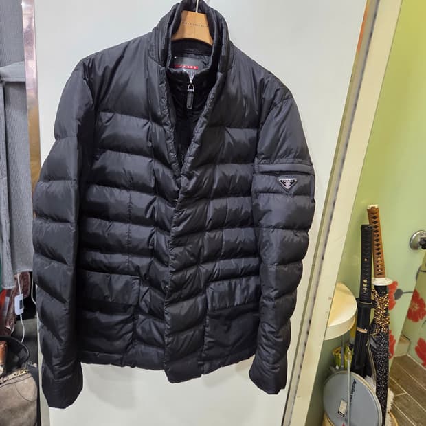 프라다 트라이앵글 패딩