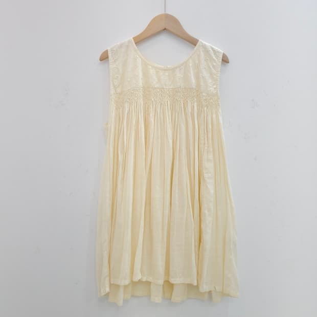 아이보리 레이온 스모크 자수 슬리브리스 블라우스