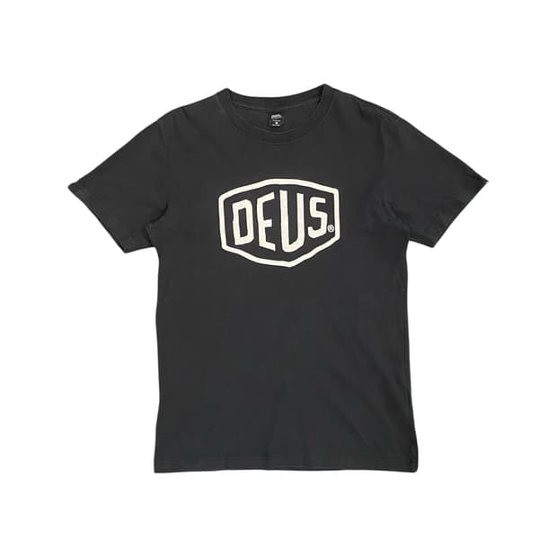 Deus Ex Machina 빅로고 프린팅 반팔 티셔츠
