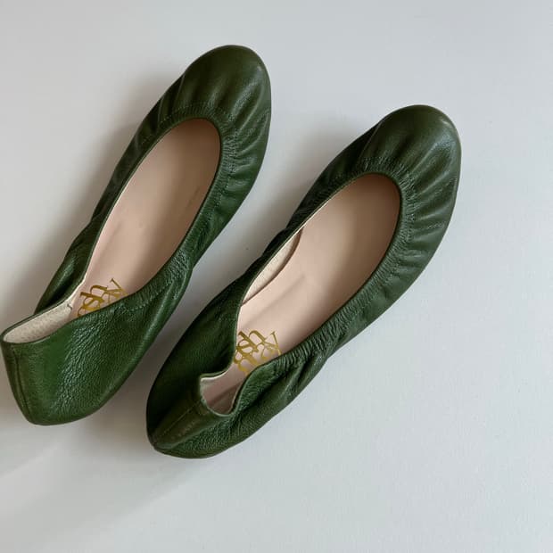 올리브 그린 가죽플랫
