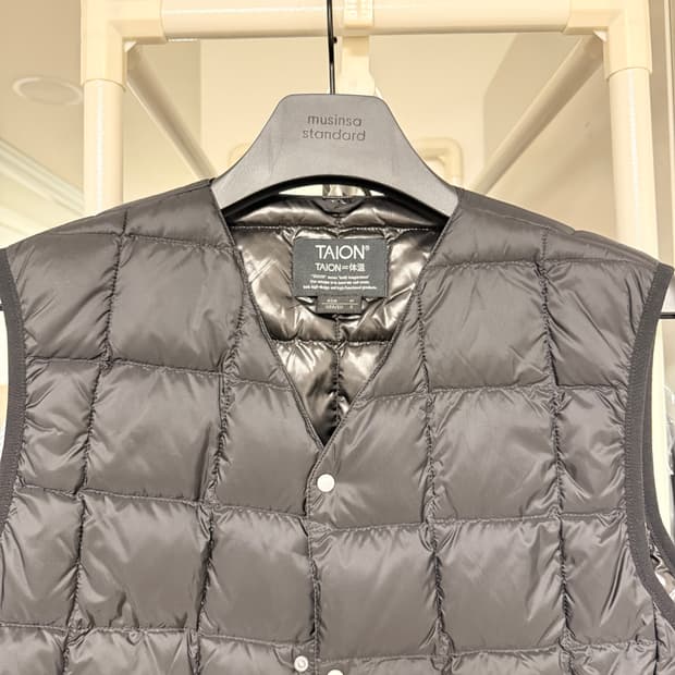 [TAION] V NECK 버튼다운 경량패딩 조끼 Black