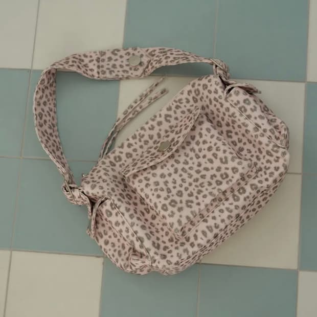 샤키리 레오파드 포켓백 핑크 샤키리가방
