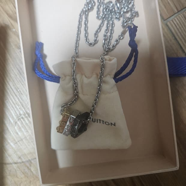 루이비통 모노그램 볼드 목걸이 판매합니다.