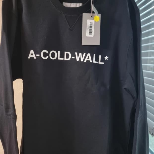 어 콜드 월 로고 맨투맨