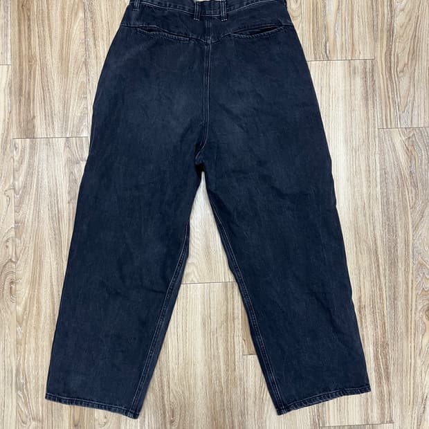 에잇세컨즈 투턱 와이드 커브드 흑청바지 33