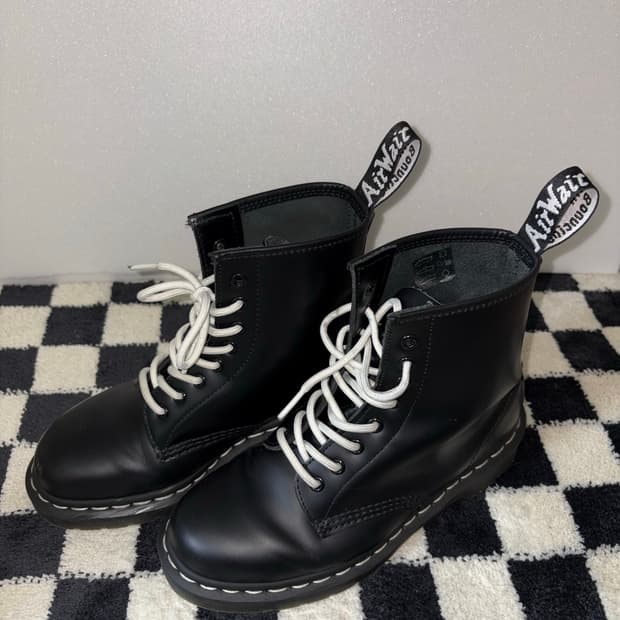 닥터마틴 1460 화이트스 티치 8홀