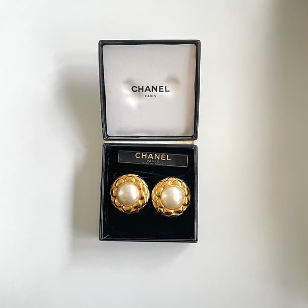 샤넬 퀼팅 진주 귀걸이