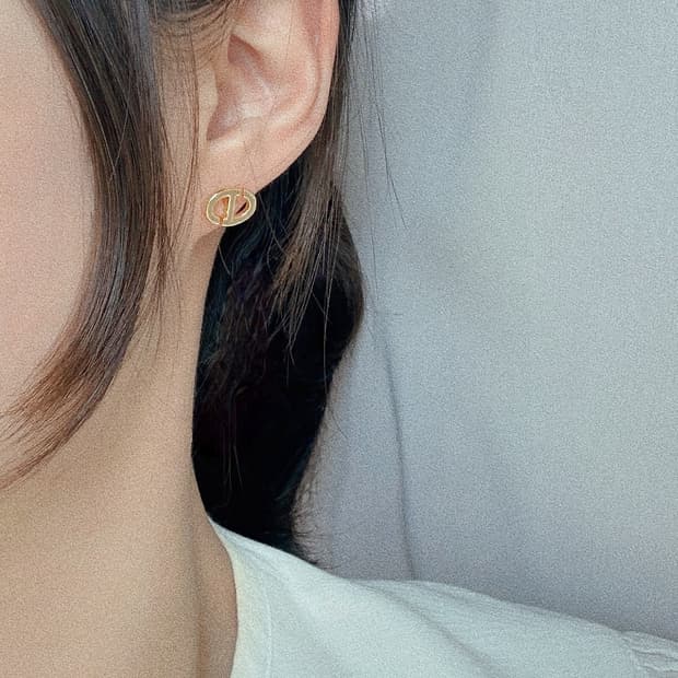 디올 CD 로고 스터드 업사이클링 귀걸이 골드