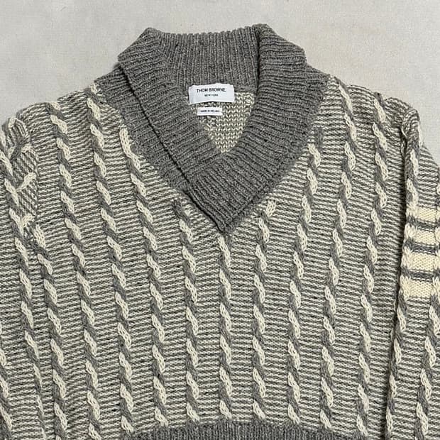 4 톰브라운 트위스트 케이블 브이넥 니트