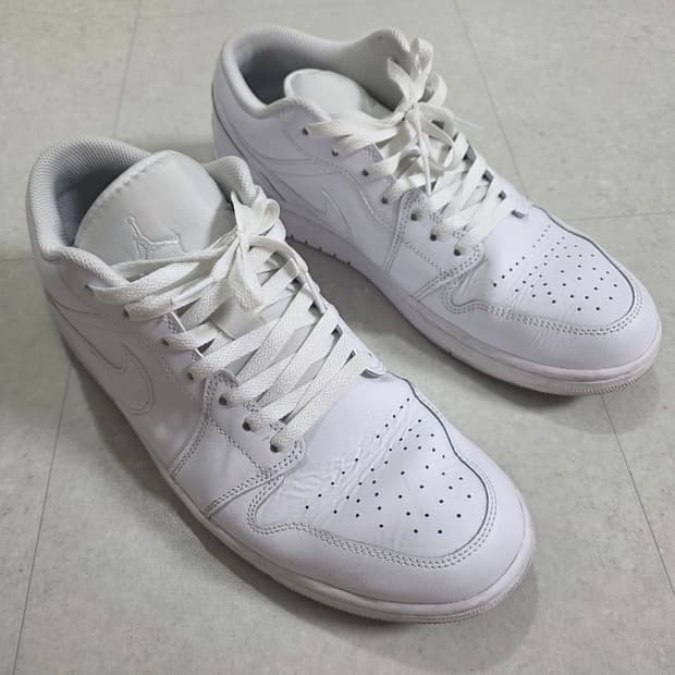 나이키 에어 조던 1 로우 트리플 화이트 300
