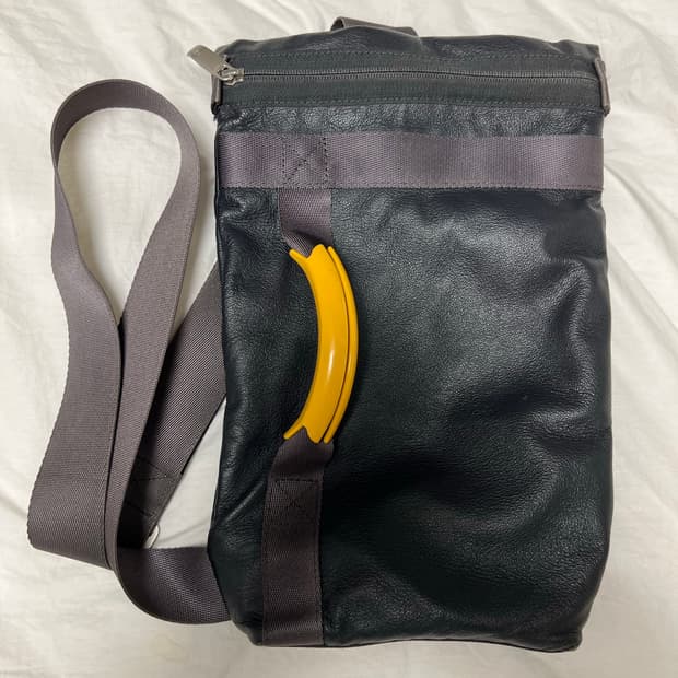 만다리나덕 가죽 슬링백