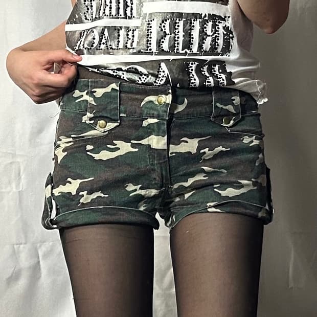 camo y2k strap detailed shorts