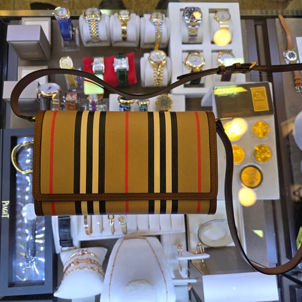 버버리Burberry의 아이콘 스트라이프 월렛 온 크로스바디 백