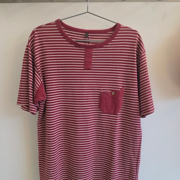 나이젤 카본 스트라이프 포켓 티