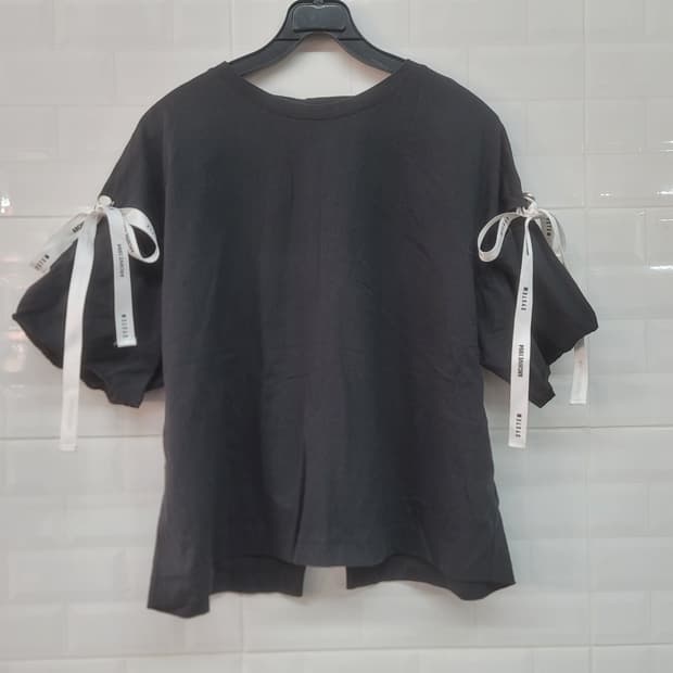 시스템 블랙 리본 포인트 티셔츠