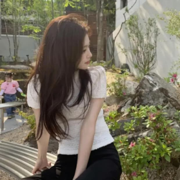 아옵트 SMOCKED PUFF SLEEVE TOP