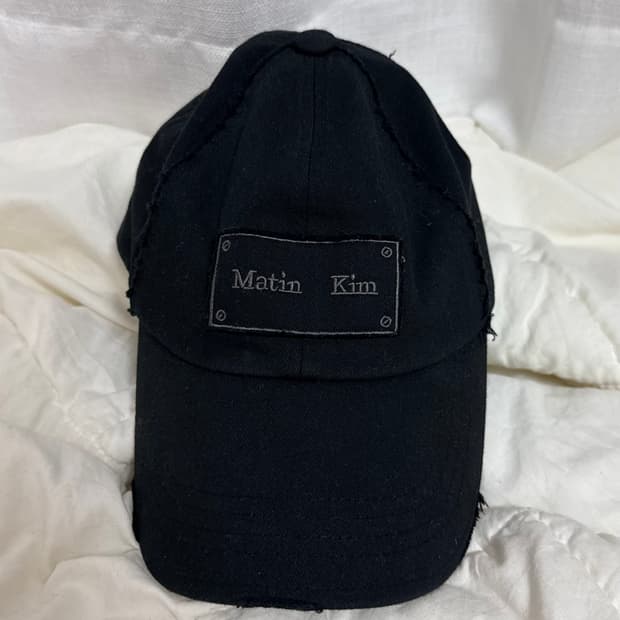 마뗑킴 스퀘어 로고 컷아웃 볼캡 — 블랙