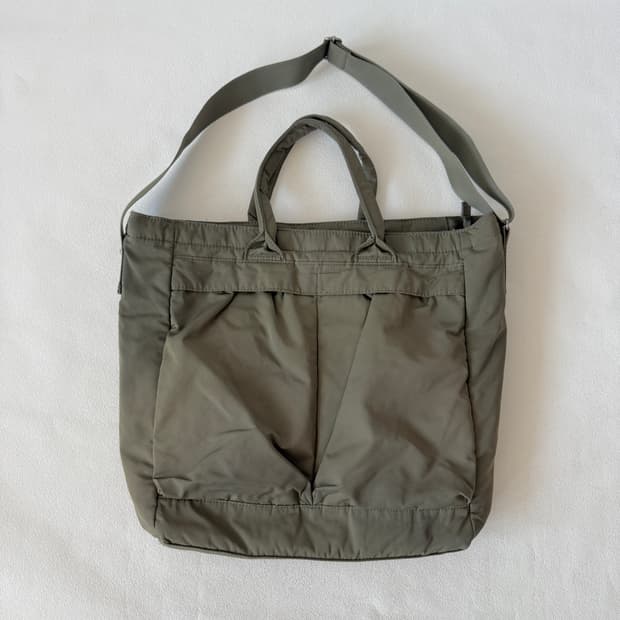 유니클로 씨(UNIQLO C) 헬멧백