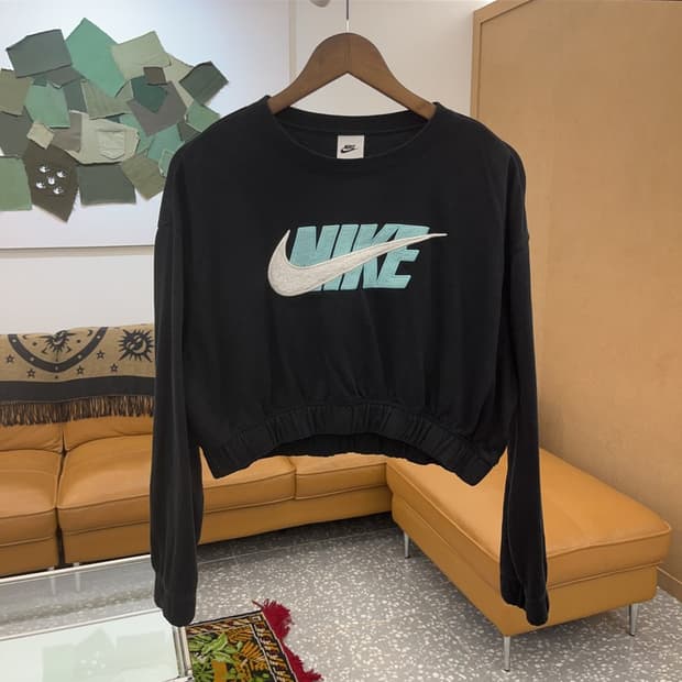 나이키 빅로고 크롭 약기모 스웻셔츠 맨투맨 100 C06345