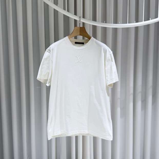 (A+/L) / 루이비통엠보스드 LV 로고 반팔 티셔츠 화이트