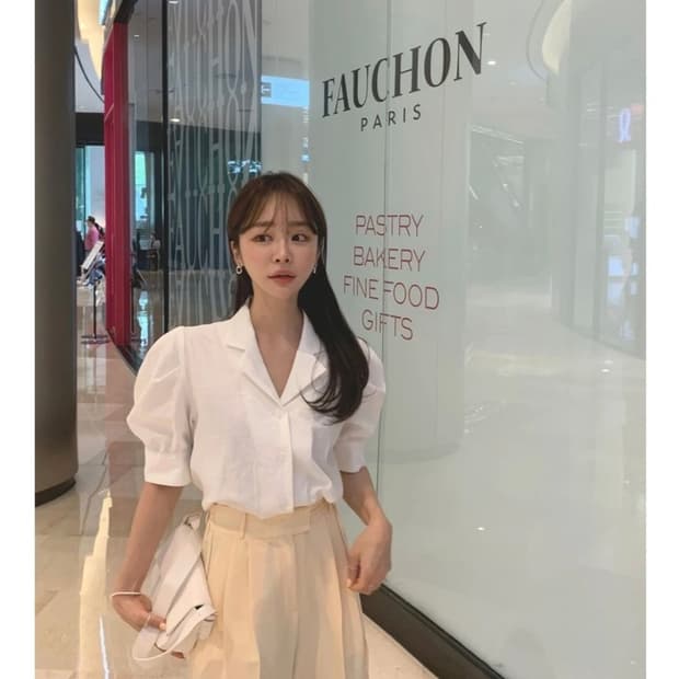 화이트 퍼프 블라우스