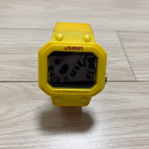 리바이스 옐로우 레트로 디지털 시계