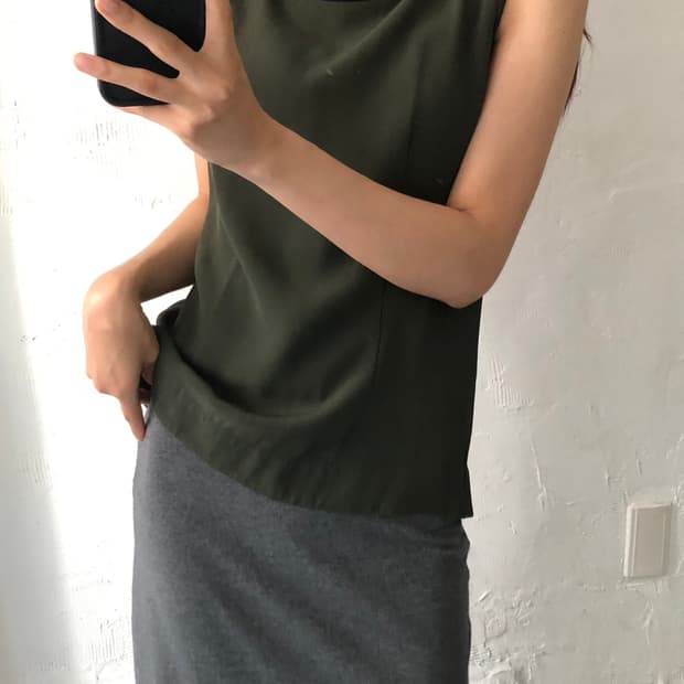 MARNI 마르니 카키 스트랩 슬리브리스 