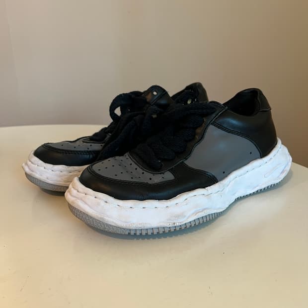 메종 미하라 야스히로 웨인 OG 솔 레더 로우탑 스니커즈 블랙 그레