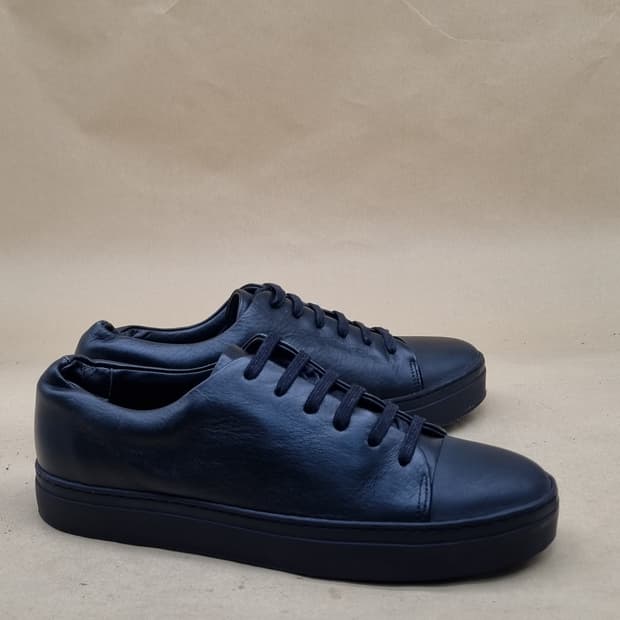 코스 레더 스니커즈 255