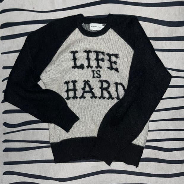 더바이닐하우스 life is hard 니트 