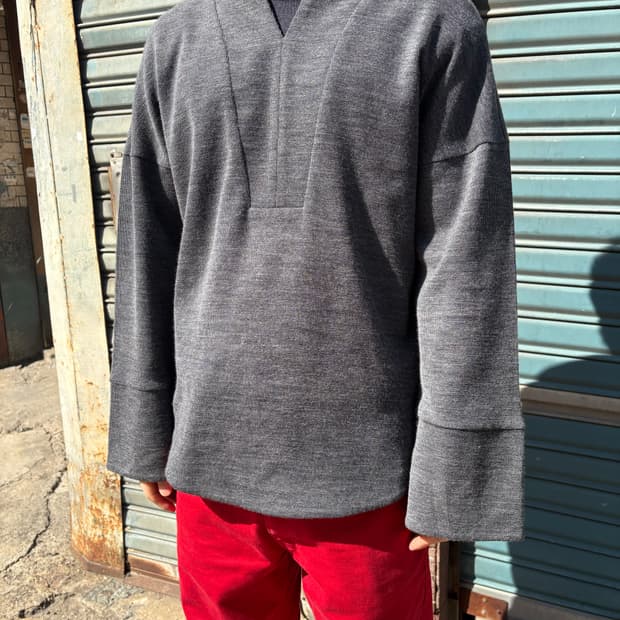 엔폴드 차콜 브이넥 롱슬리브 니트 탑