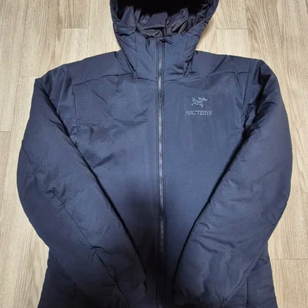 아크테릭스 아톰 ar M 사이즈 블랙 사파이어 색상  상태 하자 없이 좋