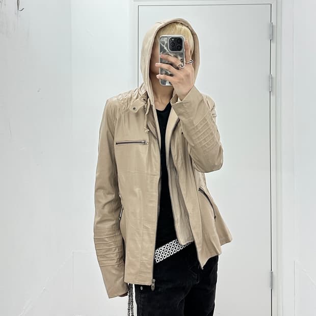 Beige hood layered fake leather motor ja