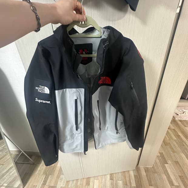 슈프림 노스페이스 바람막이