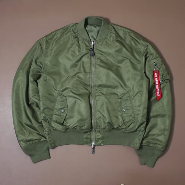 알파 인더스트리 MA-1 플라이트 자켓 세이지그린