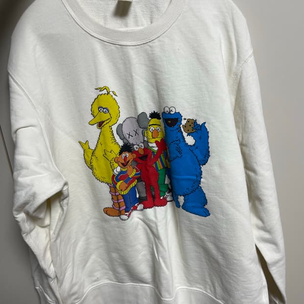 유니클로 카우스 세서미스트리트 맨투맨 XL