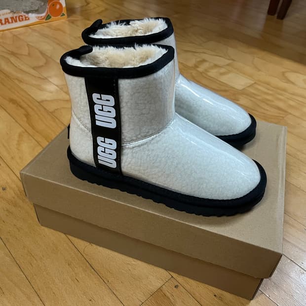 (새상품) 어그 클래식 클리어 미니 부츠 네츄럴 블랙 230