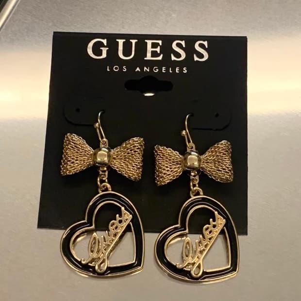 GUESS 리본 하트 귀걸이