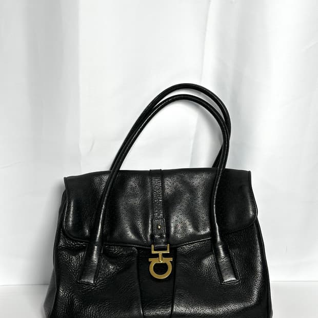 페라가모 간치니 레더 토트백 블랙