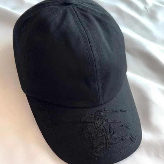 (무료배송 미실착/택O) 버버리 자수 볼캡 모자 EKD 블랙