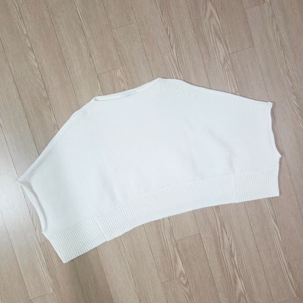 조널 스탠다드 화이트 오버 숄 스타일 크롭 니트