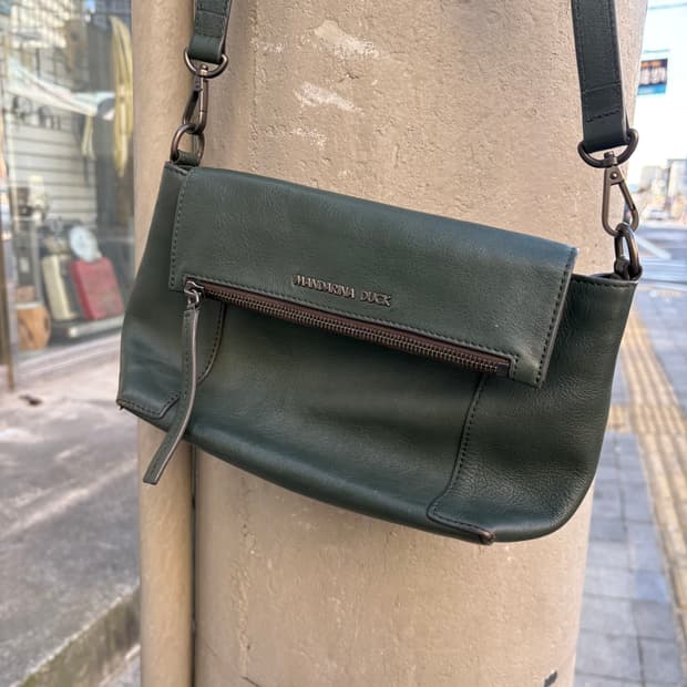 만다리나덕 집 어라운드 다크 그린 카프스킨 레더 백