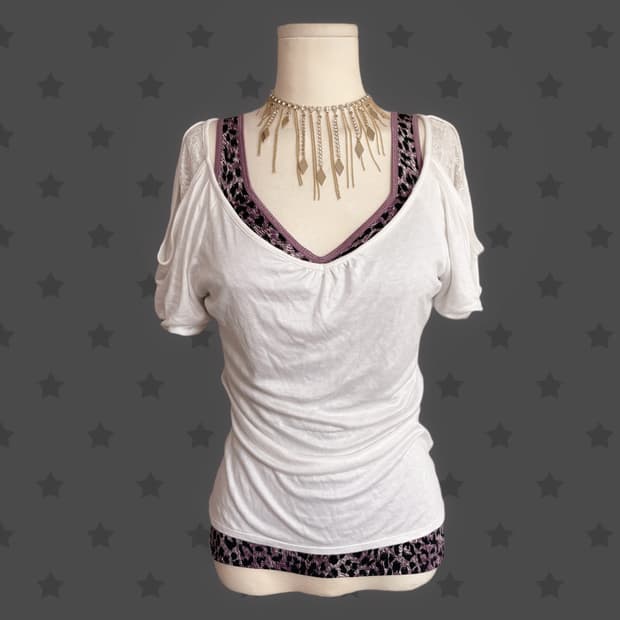 오네갸루 핀터깔 퍼플 레오파드 생화이트 브이넥 레이스 오프숄더 티