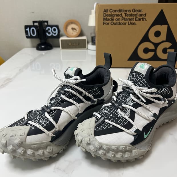 [265] 나이키 ACG 마운틴 플라이 로우 SE 화이트 앤 블랙
