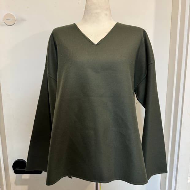 오라리 울 브이넥 탑 