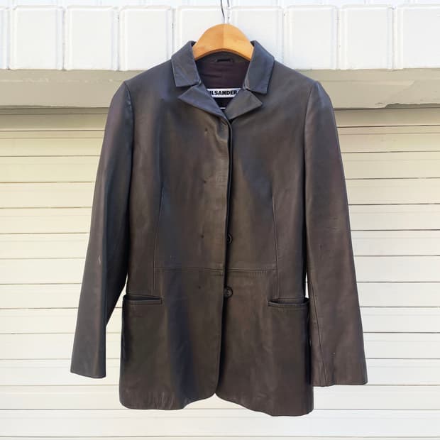 질샌더 레더 자켓 노치드 카라 히든 버튼업 플랩 포켓 슬릿 디테일 브라운