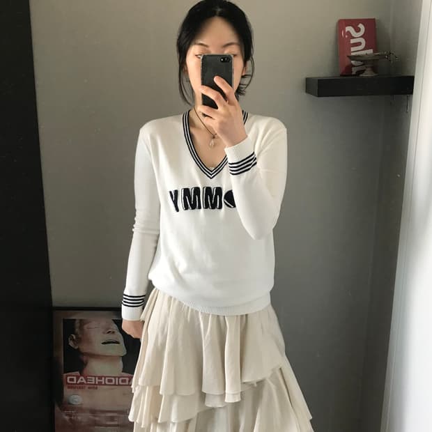 타미힐피거 중앙 자수 로고 브이넥 화이트 니트