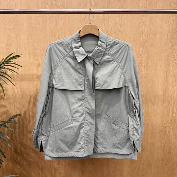 베라왕 나일론 트렌치 숏 자켓 케이프 디테일 히든버튼 포켓 카키그린