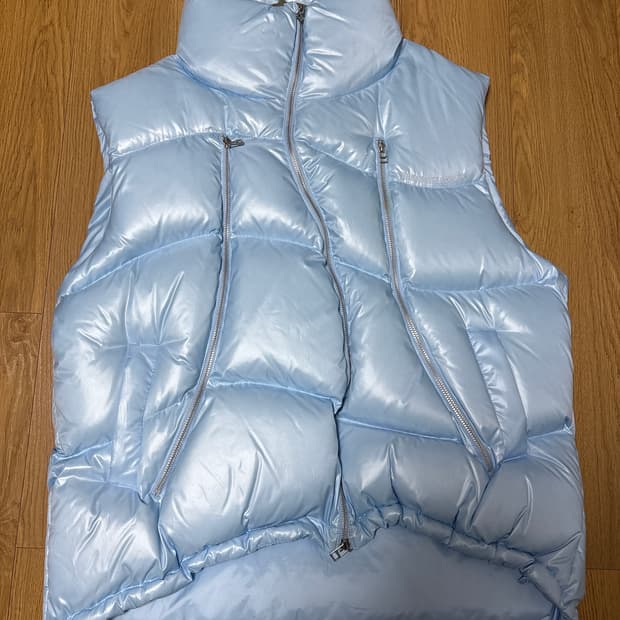  더 뮤지엄 비지터 패딩조끼 스카이 블루